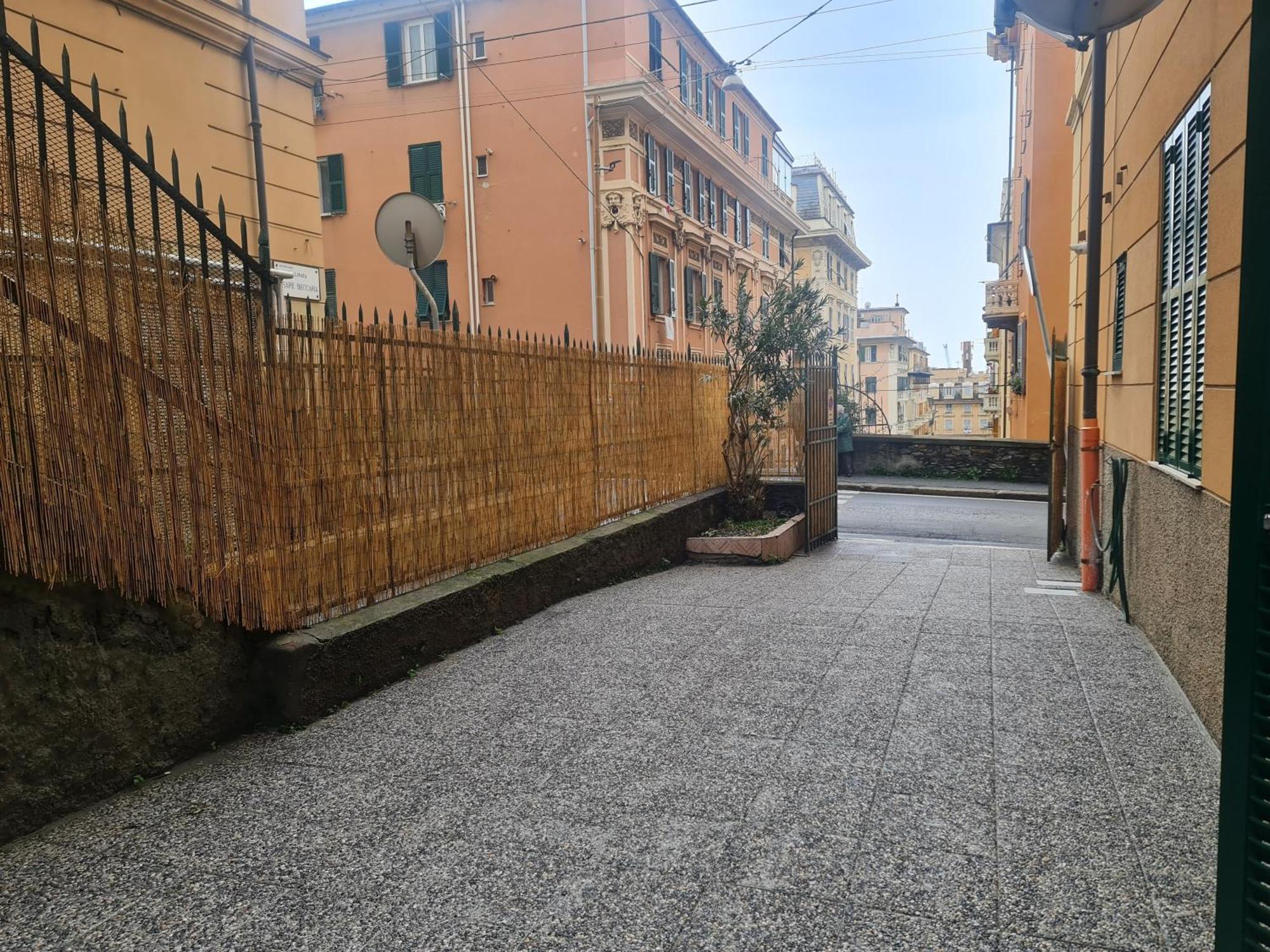 Ampio Appartamento Con 2 Posti Auto E Cortile Генуя Экстерьер фото
